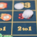 Экологичный стол для рулетки в роскошном зелёном казино