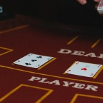 Роскошный блэкджек стол в эко-казино с растениями и натуральными материалами